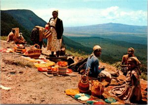 VINTAGE CONTINENTAL SIZE POSTCARD BASKET SELLERS ON AFRICAN ESCARPMENT 1970s