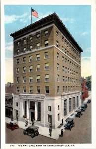 Cartão postal VA The National Bank of Charlottesville carros antigos pedestres década de 1920 S113-