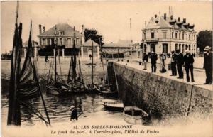 CPA Les SABLES-d'OLONNE Le fond du port A l'arriere-plan l'Hotel de (393946) 