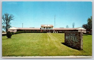Roadside~Village Motel From Lawn @ Bellevue Ohio~Vintage Postcard