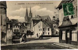 CPA CHARTRES - La Rue du Bourg et les Fléches de la Cathédrale (179585)