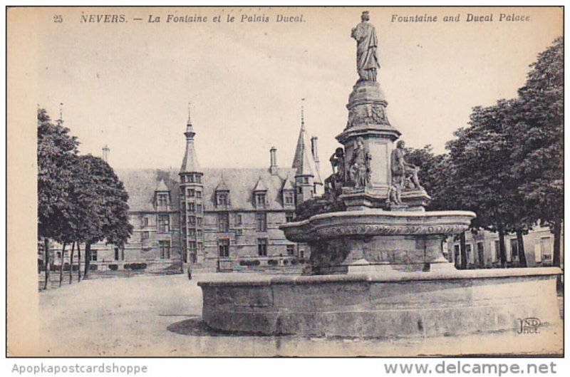 France Nevers La Fontaine et le Palais Ducal