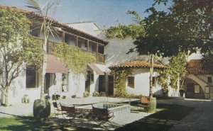 1950's Santa Barbara's Famous El Paseo, California Vintage Postcard F71