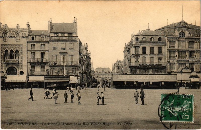 CPA Poitiers - La Place d'Armes et la Rue Victor Hugo (111788)