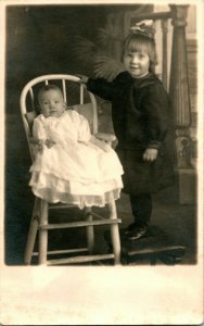 Vtg Carte Postale Cppr Studio Vue 1910s Artura Adorable Enfants Gladys & Claudia