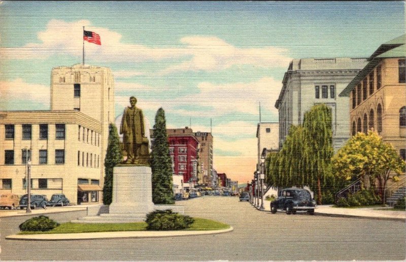 Spokane, WA Washington  MAIN & MONROE STREET SCENE Lincoln Statue LINEN Postcard