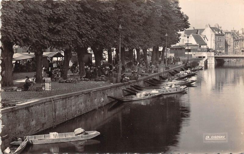 BR42629 Amiens le marche sur l eau france