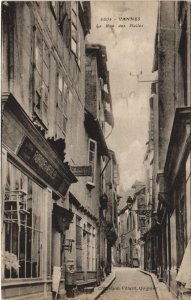 CPA VANNES-La Rue des Halles (27535)