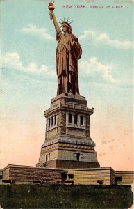 Statue of Liberty New York City, USA 1910 paper wear on edges