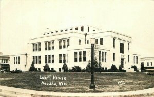 Neosho Missouri Court House Blake roadside 1945 Postcard 21-12108