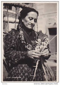 RP, Older Lady Braiding A Decoration Stick & To Sell It, Impagliatrice, 1920-...