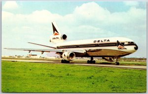 Airplane McDonnel Douglas DC-10 Long Beach Camifirnia Delta Airlines Postcard