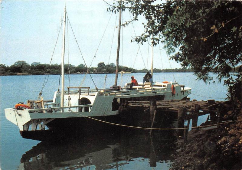 BG20818 the gambia ship bateaux