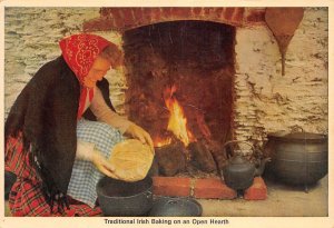 US88 Ireland traditional irish baking on an open hearth folklore costumes