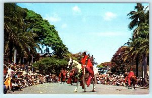 HAWAII, HI ~ Street Scene KAMEHAMEHA DAY PARADE Crowd ca 1960s Postcard