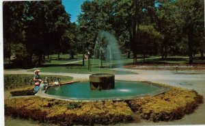 VINTAGE POSTCARD VICTORIA PARK FOUNTAIN & LAWNS LONDON ONTARIO CANADA 1970's