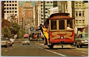 VINTAGE POSTCARD CLASSIC IMAGE OF TRAVELLERS ON SAN FRANCISCO'S CABLE CAR SYSTEM