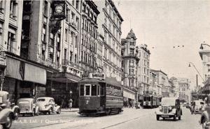 AUCKLAND NEW ZEALAND~TROLLEY-AUTOS-STOREFRONTS ON QUEEN STREET POSTCARD 1940s?