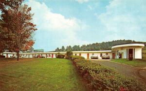 WOODSTOCK, VT Vermont  WOODSTOCK MOTEL  Roadside   WINDSOR CO  Chrome Postcard