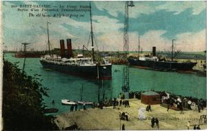 CPA St-NAZAIRE - Le Vieux Bassin-Sortie d'un Paquebot Transatlanique (589687)