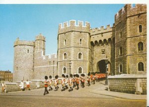 Berkshire Postcard - Windsor Castle - The Main Gate - Ref TZ8220