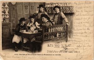 CPA Bardes et Etudiants federes Bretons a la veillée - Folklore (482021)