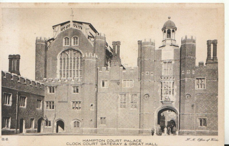 Middlesex Postcard - Hampton Court Palace - Clock Court Gateway - Ref TZ9113