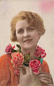 BEAUTIFUL YOUNG WOMAN~STYLISH HAIR & COLORFUL FLOWER-1921 FRENCH PHOTO POSTCARD