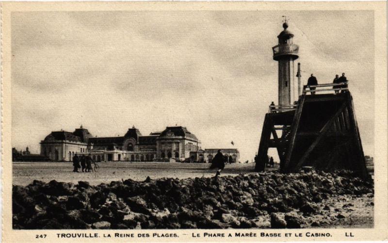 CPA TROUVILLE La Reine des Plages - Le Phare a Marée Basse et le (516512)