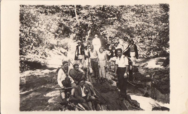 REAL PHOTO POSTCARD SOCIAL HISTORY EXCURSIONISTS PILGRIMS TRIPPERS GROUP FOTO