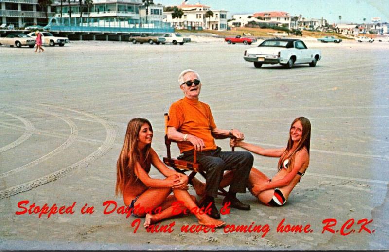 Florida Daytona Beach Old Man With Beautiful Girls On The Beach 1979