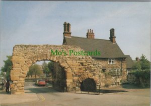 Lincolnshire Postcard - Roman Remains of Newport Arch, Lincoln City  RR11065