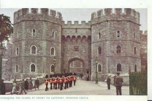Berkshire Postcard - Windsor Castle - Changing The Guard - Ref 12050A