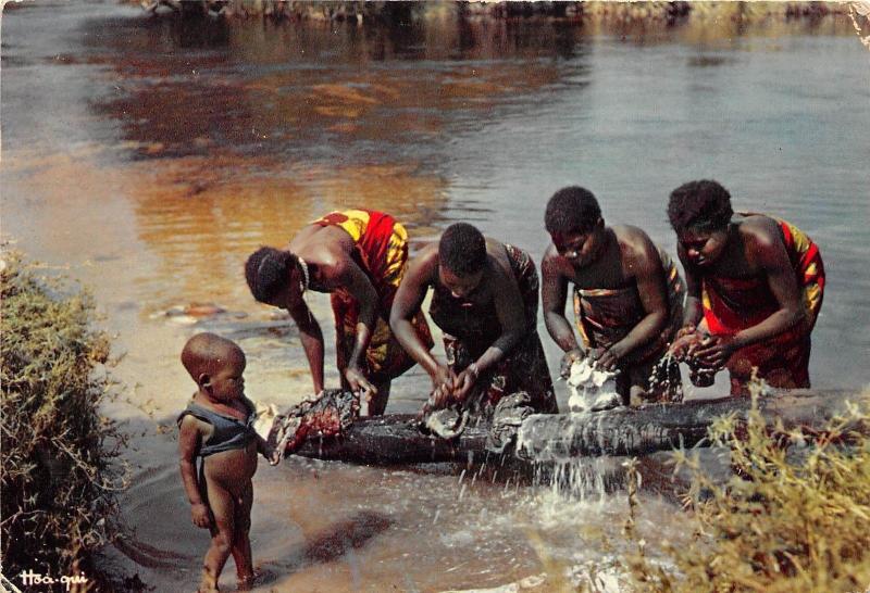 BG21284 africa in pictures washing in the river types folklore child liberia