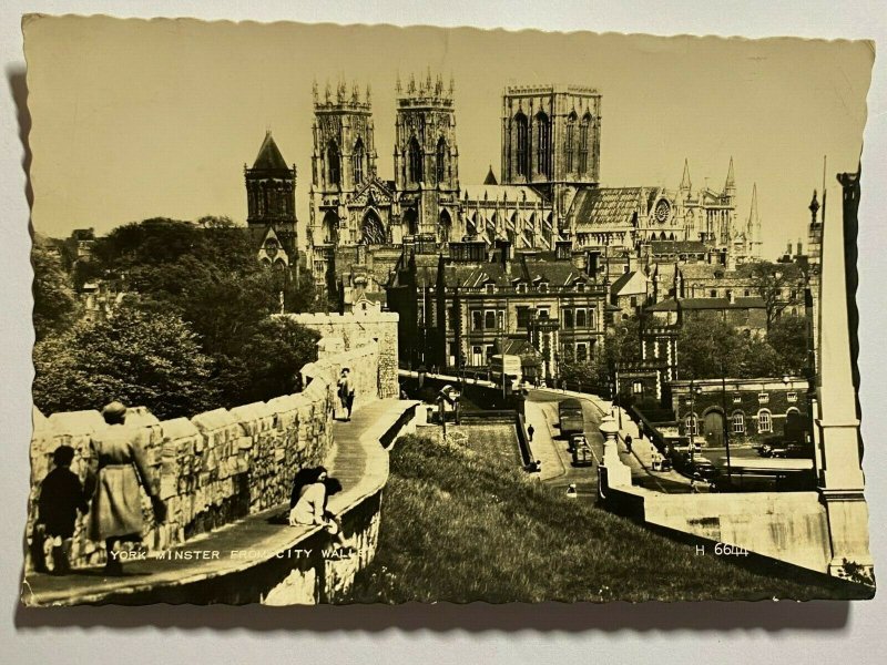 UNUSED VINTAGE RP POSTCARD - YORK MINSTER CITY WALL    (KK2124)