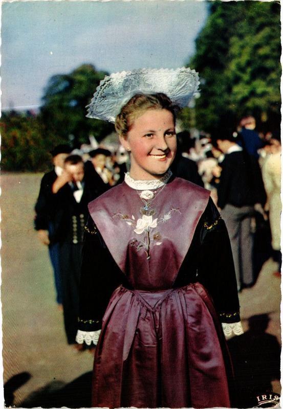 CPM En Bretagne Coiffe et Costume, Jeune fille de Lorient FOLKLORE (753060)