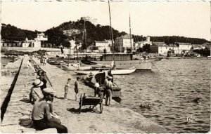 CPA Ile de PORQUEROLLES - Le port et la jetee (106737)