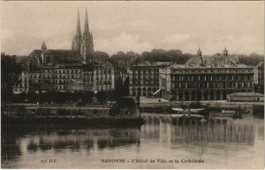 CPA BAYONNE L'Hotel de Ville et la Cathedrale (1142446)