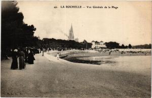 CPA La ROCHELLE - Vue générale de la Plage (480784)