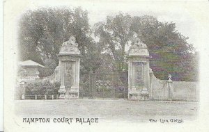 Middlesex Postcard - Hampton Court Palace - The Lion Gates   ZZ738