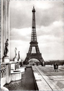 RPPC France Paris - Eiffel Tower at the Terrase of the Palace de Chaillot