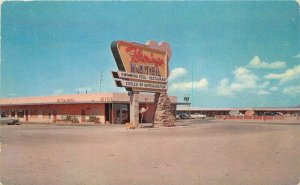 Autos Flamingo Hotel  roadside Yuma Arizona 1950s Postcard Colorpicture 8633