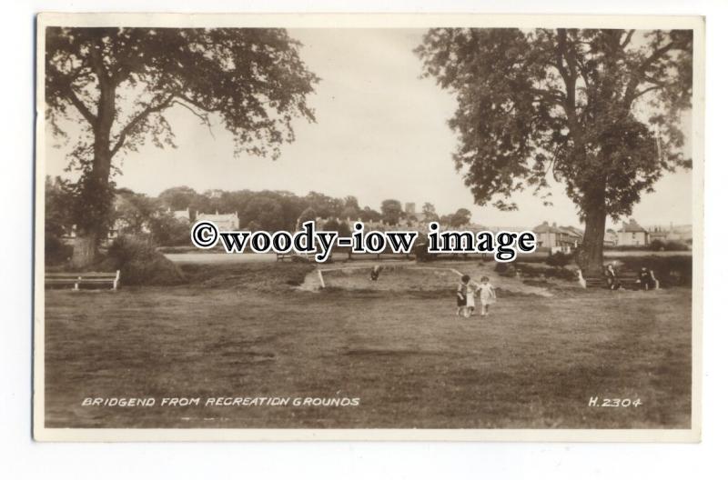 tq1346 - Children playing on Recreation Grounds, with Brigend Behind - Postcard