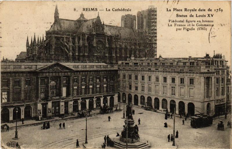 CPA REIMS - La Cathedrale - La Place Royale date en 1759-Statue de (741905)
