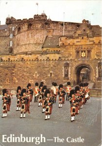 uk47825 the castle edinburgh scotland uk soldier military