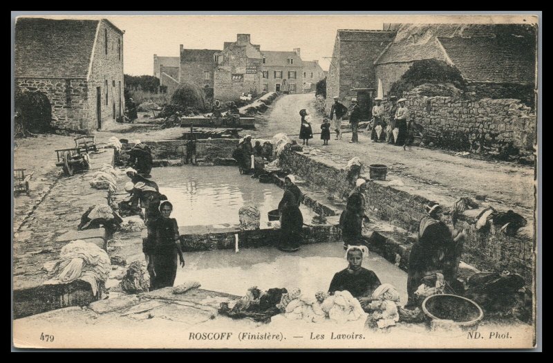 France  Roscoff Finistere Unused Vintage Postcard Les Lavoirs Wash Day