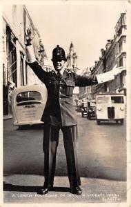 B89468 a london policeman on duty in ludgate hill car voiture  uk