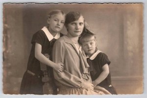 RPPC Lovely Mother With Daughters Portrait Real Photo Postcard I41