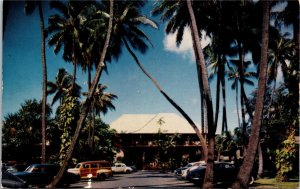 VINTAGE POSTCARD CLASSIC CARS PARKED AT THE HALEKULANI HOTEL HONOLULU 1960s