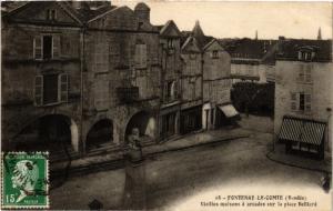 CPA FONTENAY-le-COMTE Vieilles maisons a arcades sur la place Belliard (394037) 